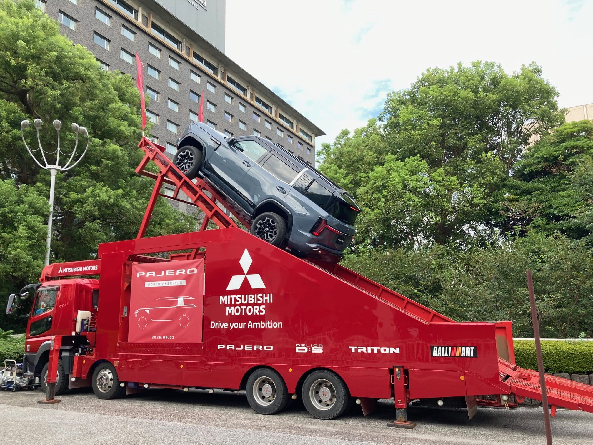 Новый Mitsubishi Pajero 2026 с прицепом — внедорожные возможности и буксировка